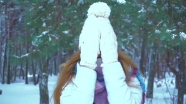 sıcak kış giysileri gülümser bir kış ormandaki fotoğraf makinesinde kız