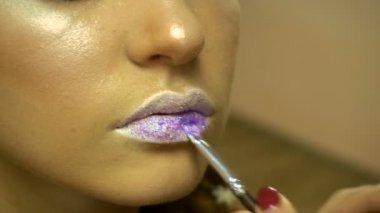 Makyaj sanatçı boyalar dudaklar yakın çekim