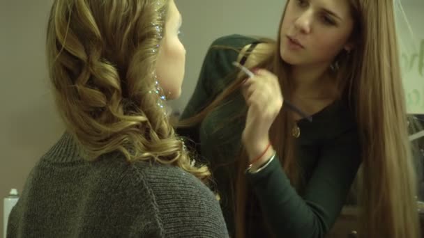 Meisje maakt een mooie make-up model close-up — Stockvideo