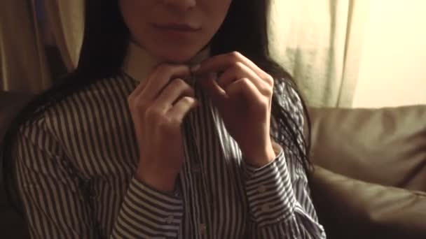 Mädchen löst ihr Hemd auf — Stockvideo