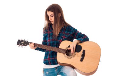 Esmer kız gitar çalmak
