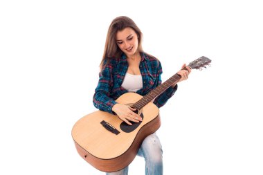 elinde gitar ile çekici kız