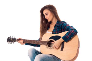 elinde gitar ile çekici kız