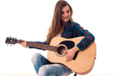elinde gitar ile güzel kız