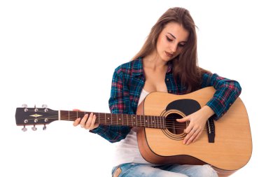 gitar ile genç esmer Bayan