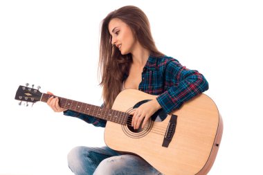 Glamour Bayan elinde gitar ile