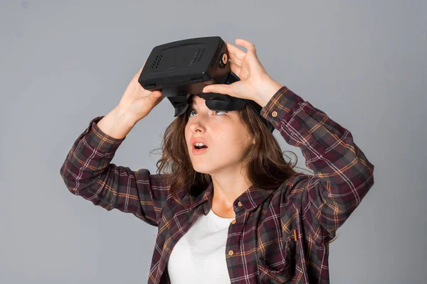 Bájos lány vizsgálat virtuális valóság szemüveg — Stock Fotó