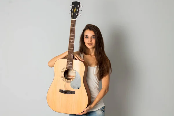 Jovem atraente com guitarra nas mãos — Fotografia de Stock