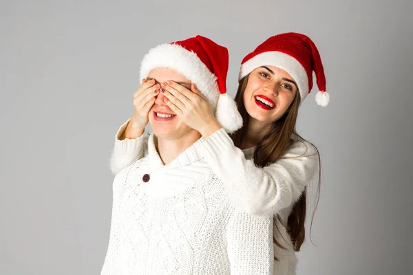 Coppia innamorata festeggia il Natale a Babbo Natale — Foto Stock