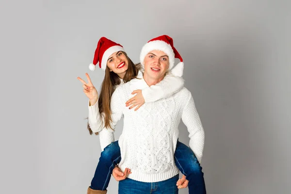 Szerelmes pár ünnepli a karácsonyi santa kalap — Stock Fotó