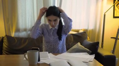 güzel kız saç modeli ofiste düzeltir