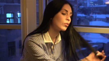 Koyu saçlı genç ve güzel kadın kurabiye yiyor