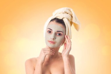 Genç kız teni ilgilenir.