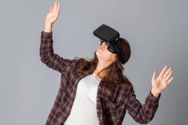 sanal gerçeklik kask içinde genç kadın