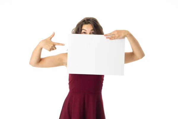 Menina em vestido vermelho com cartaz branco — Fotografia de Stock