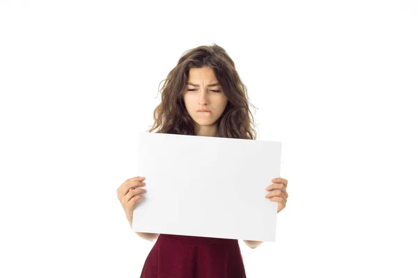 Menina em vestido vermelho com cartaz branco — Fotografia de Stock