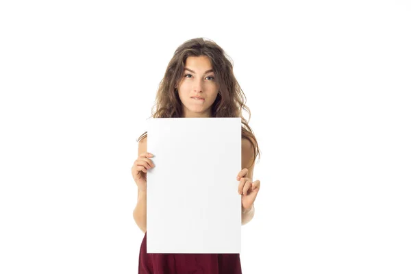 Dziewczyna w czerwonej sukience z afisz biały — Zdjęcie stockowe