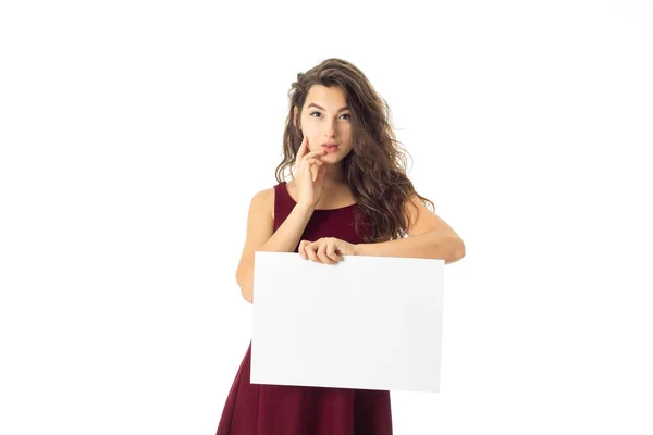 Menina em vestido vermelho com cartaz branco — Fotografia de Stock