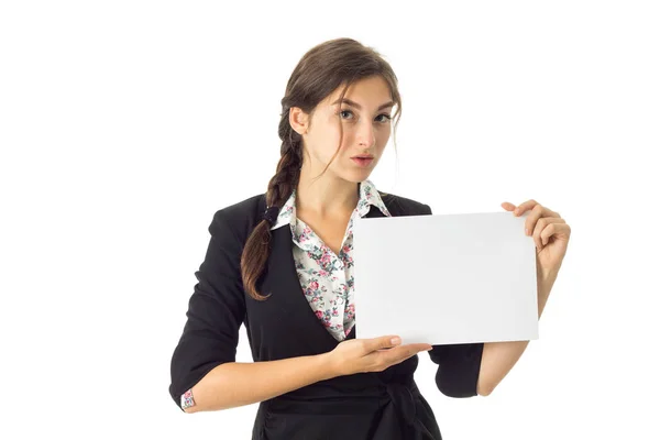 Mujer en uniforme con pancarta blanca en las manos — Foto de Stock