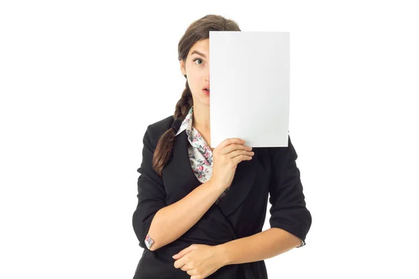 Mulher de uniforme com cartaz branco nas mãos — Fotografia de Stock