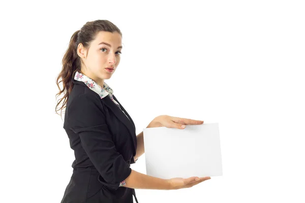 Mulher de uniforme com cartaz branco nas mãos — Fotografia de Stock