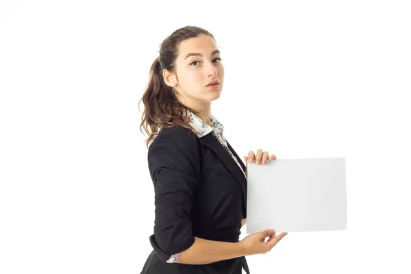 Donna in uniforme con cartello bianco in mano — Foto Stock