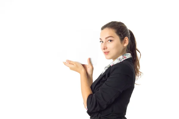 Mulher de uniforme com cartaz branco nas mãos — Fotografia de Stock