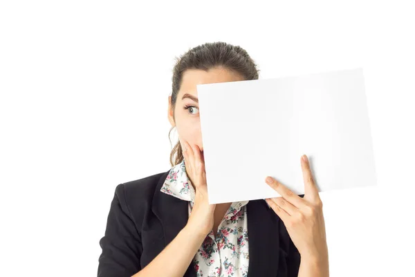 Mulher de uniforme com cartaz branco nas mãos — Fotografia de Stock