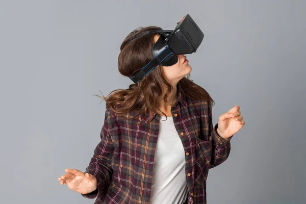 Mujer probando casco de realidad virtual — Foto de Stock