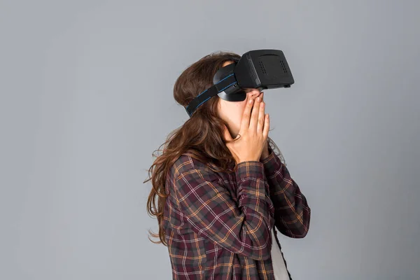 Mujer probando casco de realidad virtual — Foto de Stock