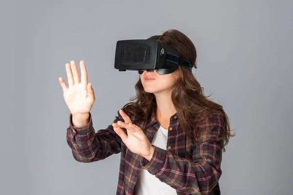 Hermosa mujer probando casco de realidad virtual — Foto de Stock