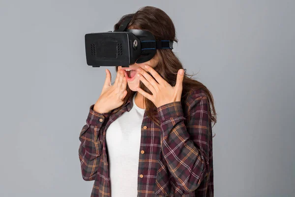 Fröhliche Frau im Virtual-Reality-Helm — Stockfoto