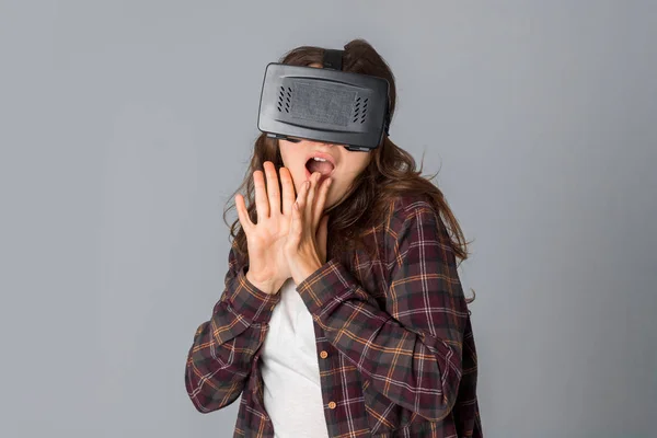 Glückliche Frau im Virtual-Reality-Helm — Stockfoto