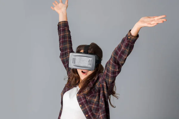 Junges hübsches Mädchen im Virtual-Reality-Helm — Stockfoto