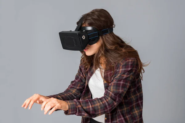 Bonita chica en casco de realidad virtual — Foto de Stock