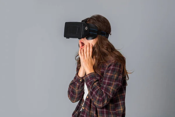 Junges hübsches Mädchen im Virtual-Reality-Helm — Stockfoto