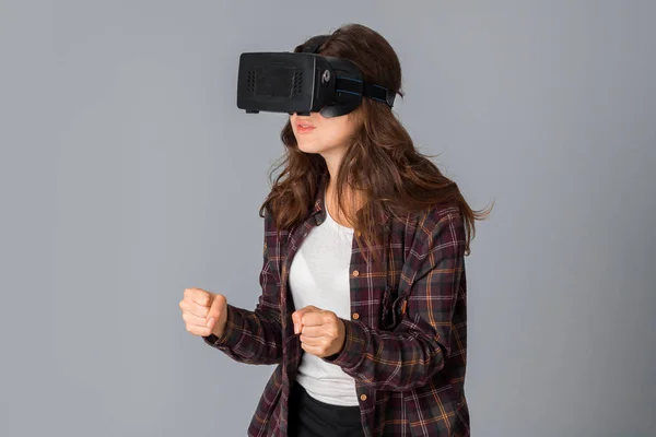 Joven mujer alegre en casco de realidad virtual — Foto de Stock