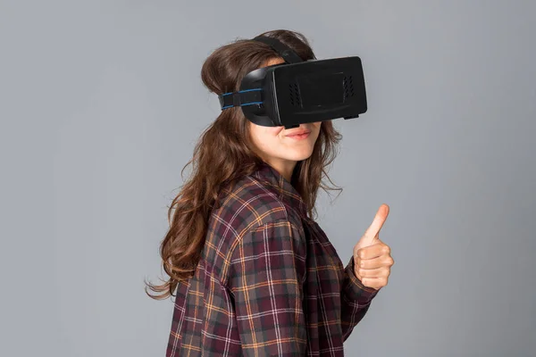 Mujer alegre en casco de realidad virtual — Foto de Stock