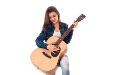 elinde gitar ile güzel kız