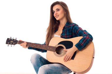 Kız gülümseyerek elinde gitar ile