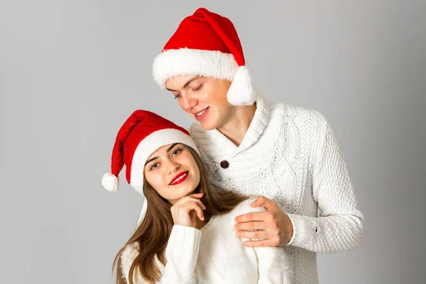 Pareja en el amor celebra la Navidad en sombrero de santa —  Fotos de Stock