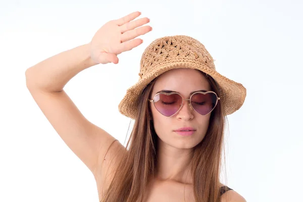 Flicka i solglasögon och halm — Stockfoto