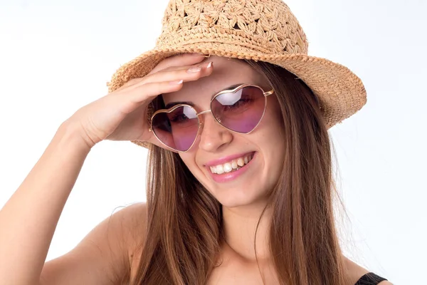 Mädchen mit Sonnenbrille und Stroh — Stockfoto