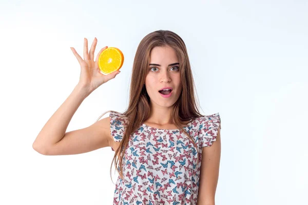 Dziewczyna z plastry pomarańczy w ręce — Zdjęcie stockowe