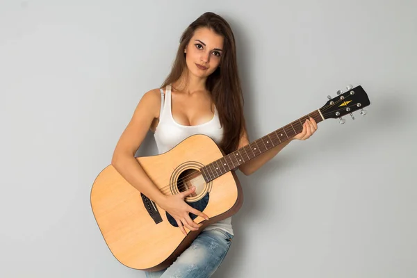 Giovane ragazza con chitarra in mano — Foto Stock