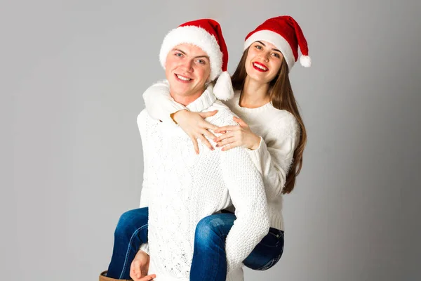 Coppia innamorata festeggia il Natale a Babbo Natale — Foto Stock