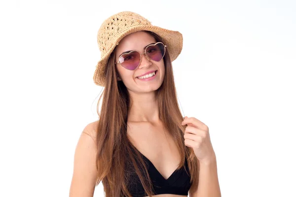 Χαρούμενο κορίτσι σε γυαλιά ηλίου και άχυρο — Φωτογραφία Αρχείου