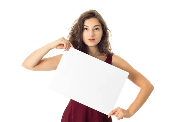 Menina em vestido vermelho com cartaz branco — Fotografia de Stock