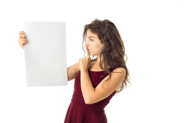 Menina em vestido vermelho com cartaz branco — Fotografia de Stock