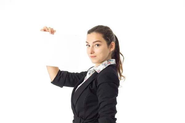 Vrouw in uniform met wit plakkaat in handen — Stockfoto